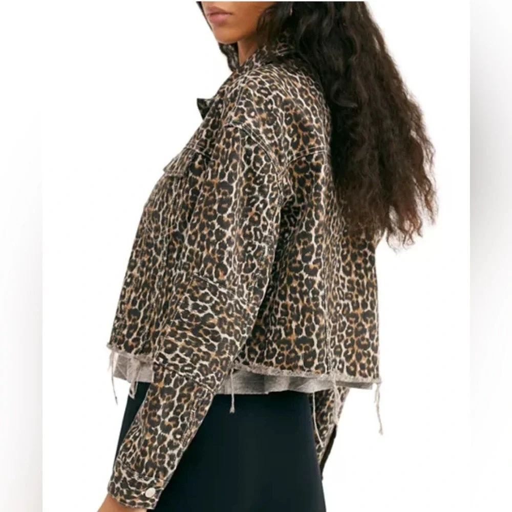 Free People Leopard Print Denim Jacket Raw Hem Button Up Trucker Style Women XS - Picture 3 of 11